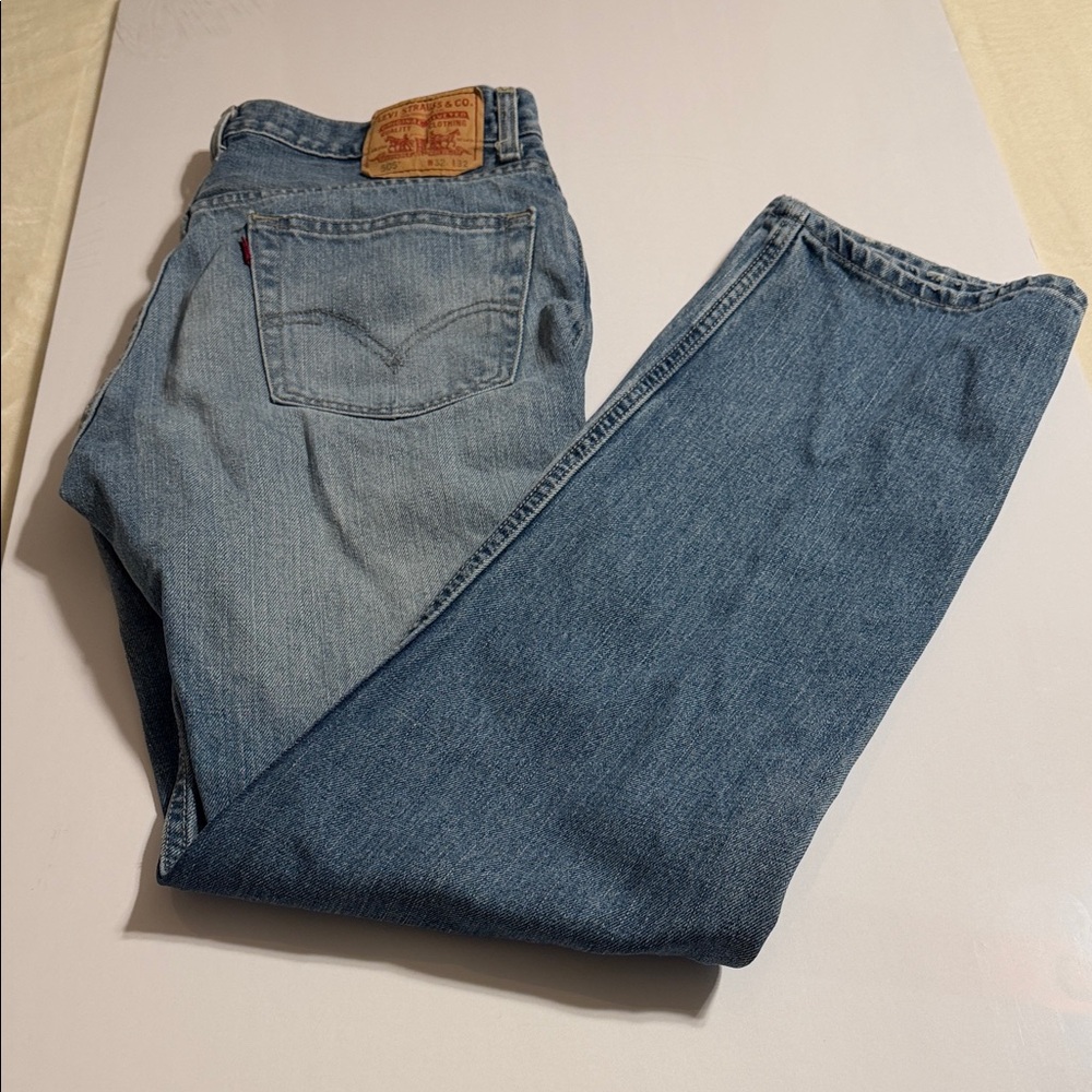 Levi's Men's Classic Regular Fit Blue Denim Jeans. 32x32